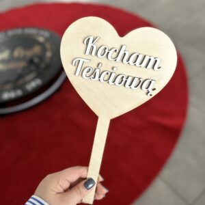 Tabliczka typu „lizak” – serduszko z napisem „Kocham Teściową”
