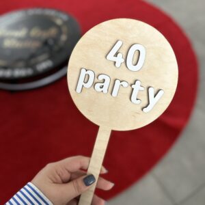Tabliczka typu „lizak” – kółko z napisem „40 Party”