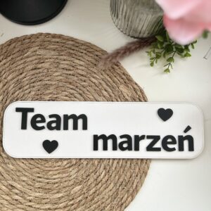 Prostokątna tabliczka – biała z czarnym napisem „Team Marzeń”