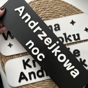 Prostokątna tabliczka –czarna  z białym napisem „Andrzejkowa noc"