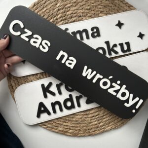 Prostokątna tabliczka – czarny  z białym napisem „Czas na wróżby”